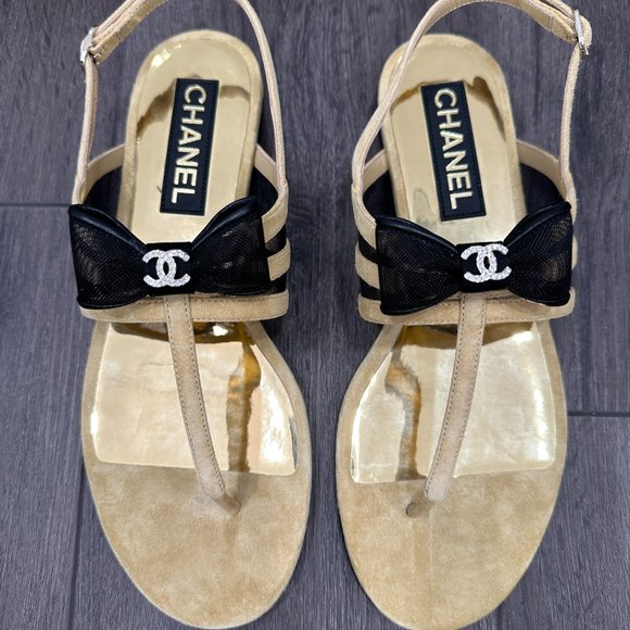 Chanel 24 Caramel Camel Brown Beige CC BLACK BOW LOGO Gold Sandals 40 - Picture 2 of 16